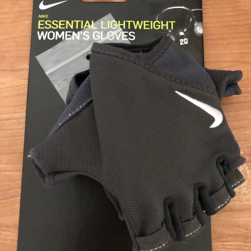 Nike essential light women’s gloves